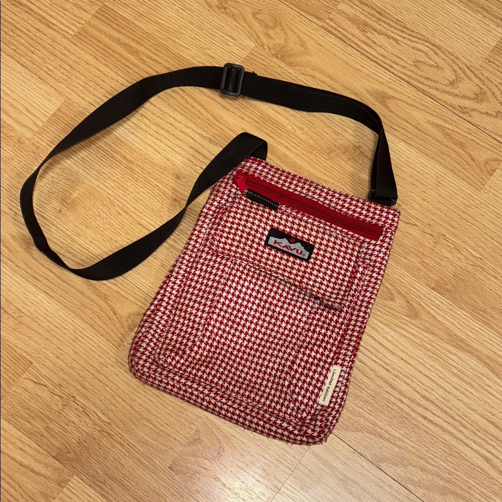 Kavu *Limited Edition”Red Houndstooth Crossbody Keeper Bag